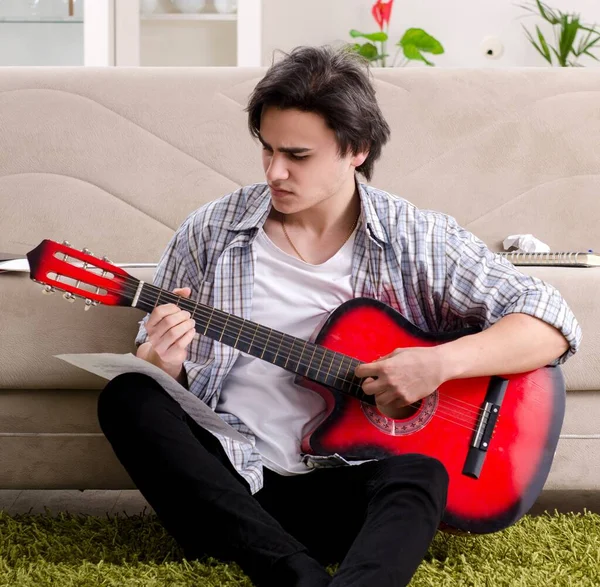 Jovem Com Guitarra Casa — Fotografia de Stock