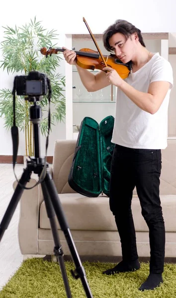 Giovane Blogger Maschile Che Suona Violino Casa — Foto Stock