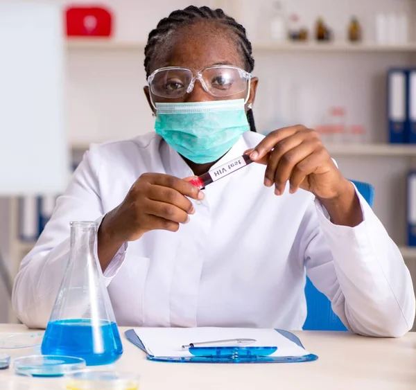 Laboratuvarda Çalışan Genç Siyah Kimyager — Stok fotoğraf