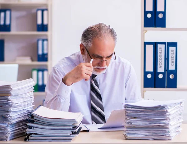 Alte Angestellte Unzufrieden Mit Exzessiver Arbeit Büro — Stockfoto