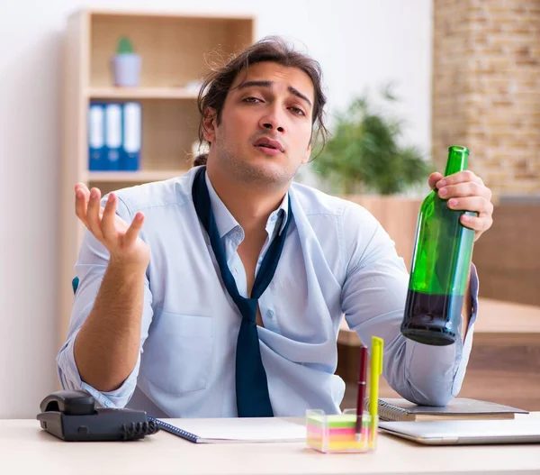 Hombre Empleado Beber Alcohol Lugar Trabajo — Foto de Stock