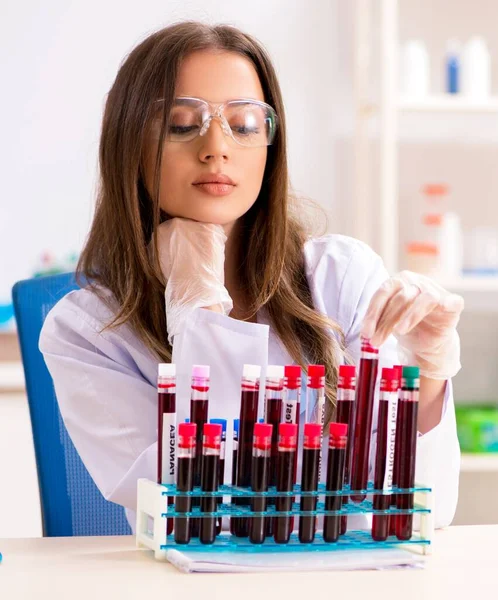 Die Junge Schöne Laborantin Testet Blutproben — Stockfoto