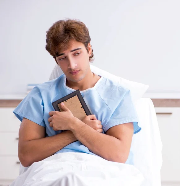 Mladý Muž Leží Gauči Nemocnici — Stock fotografie
