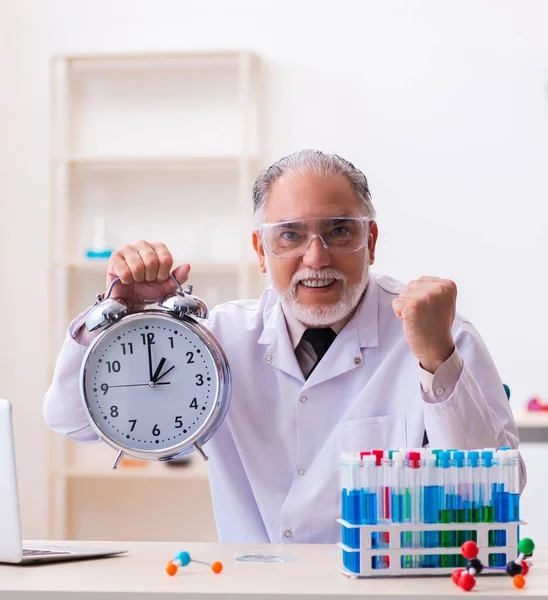 时间管理概念方面的高级男性化学家 — 图库照片