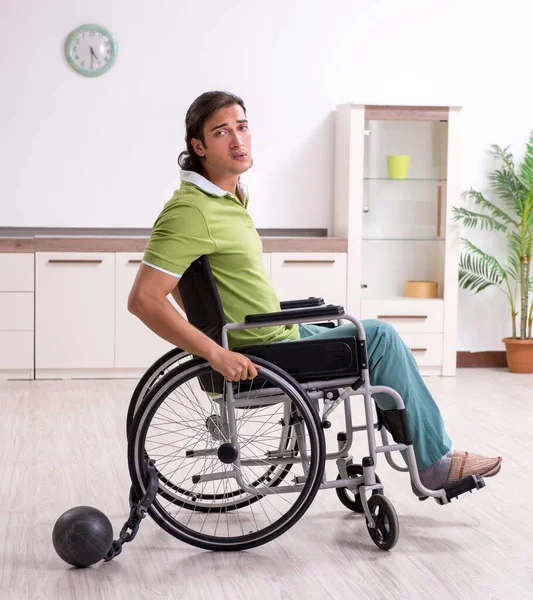 Jovem Homem Inválido Cadeira Rodas Sofrendo Casa — Fotografia de Stock