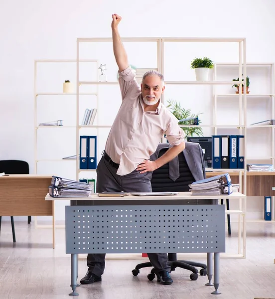 Ältere Männliche Mitarbeiter Machen Körperliche Übungen Arbeitsplatz — Stockfoto