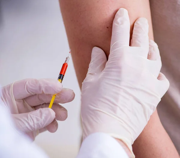 Den Manliga Patienten Besöker Läkare För Skott Vaccinering — Stockfoto