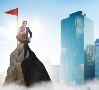 Dağın tepesindeki iş adamı.