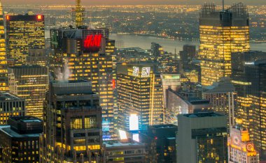 New York - 20 Aralık 2013: Aşağı Manhattan 'ın 20 Aralık' ta New York, ABD 'de görülmesi. New York 'ta en iyi gece manzarası var.