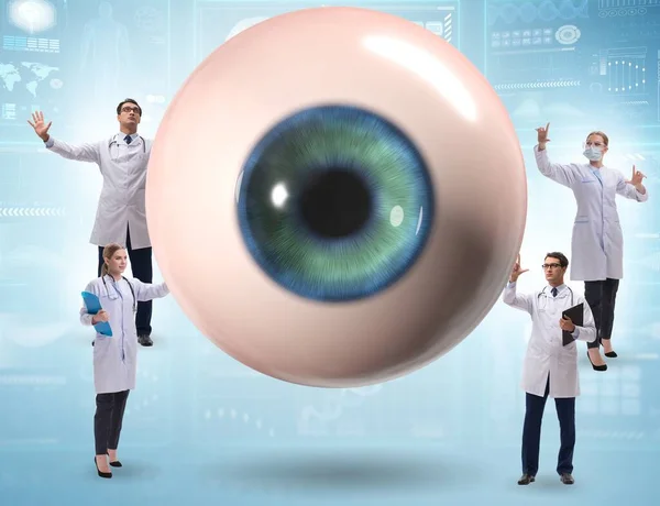 Doktor Dev Gözü Tıbbi Konseptte Inceliyor — Stok fotoğraf