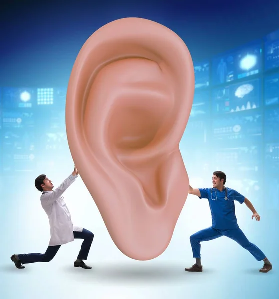 Médico Examinando Oído Gigante Concepto Médico —  Fotos de Stock