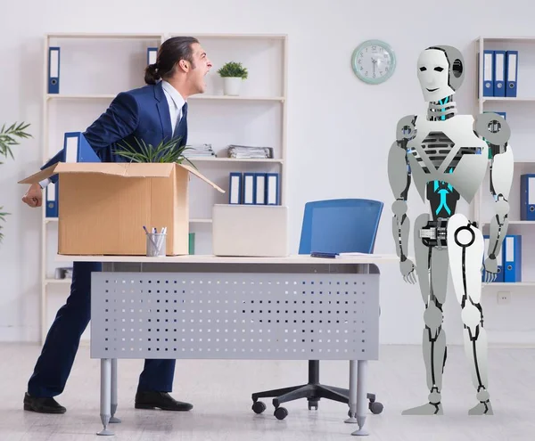 机器人取代办公室里的人的概念 — 图库照片