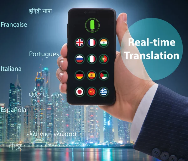 スマートフォンアプリでリアルタイム翻訳の概念 — ストック写真
