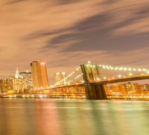 マンハッタンとブルックリン橋の夜景 — ストック写真