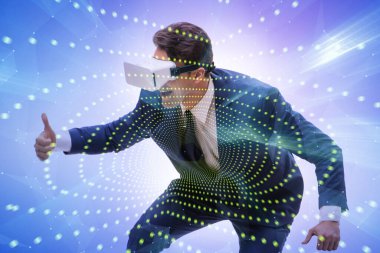 Adam ve VR gözlükleri ile sanal gerçeklik kavramı