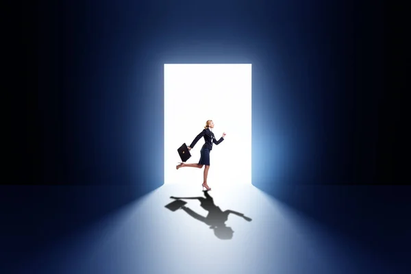 Bizneswoman Wchodzi Podświetlone Drzwi Koncepcji Ucieczki — Zdjęcie stockowe