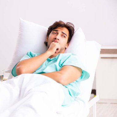 Hastanede kalan yakışıklı genç adam.