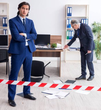 Ofiste çalışan iki uzman kriminolog.