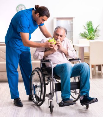 Tekerlekli sandalyedeki yaşlı adam ve içeride kötü bakıcı.