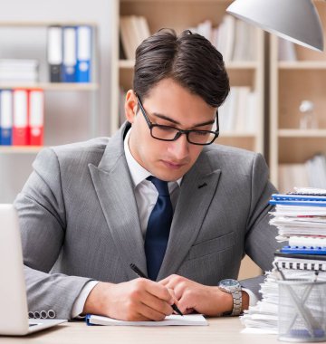 Ofiste çalışan yakışıklı iş adamı.