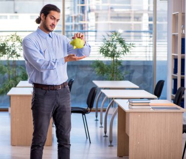 Sınıftaki genç öğretmen.