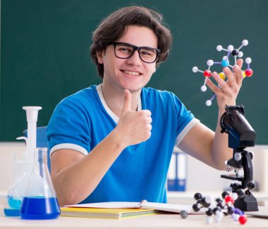 Sınıftaki genç erkek öğrenci.