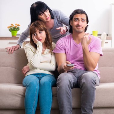 Aile sorunları konseptinde genç aile ve kaynana.