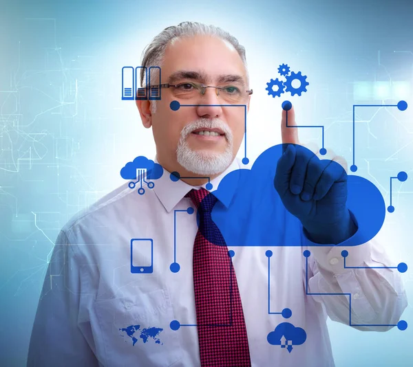 Das Cloud Computing Konzept Mit Frau Auf Knopfdruck — Stockfoto