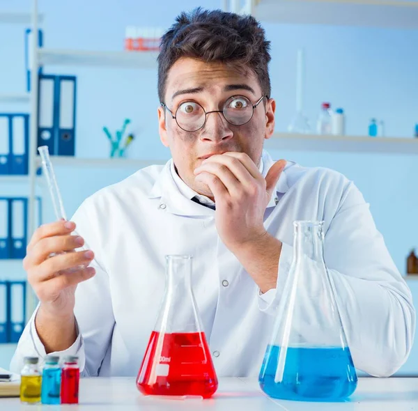 Zabawny Szalony Chemik Pracujący Laboratorium — Zdjęcie stockowe