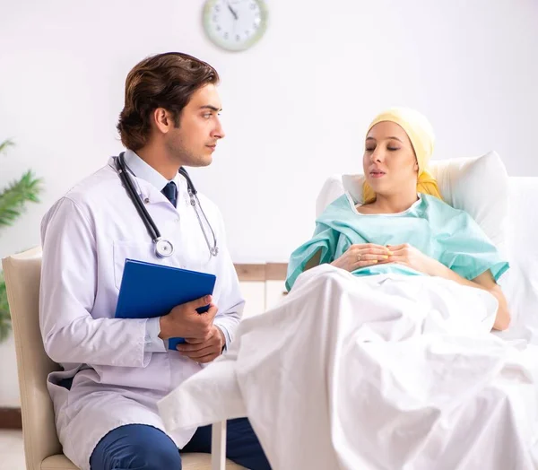 Genç Yakışıklı Doktor Kadın Onkoloji Hastasını Ziyaret Ediyor — Stok fotoğraf