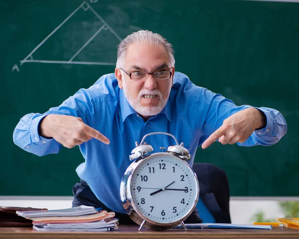 Professeur Mathématiques Masculin Senior Dans Concept Gestion Temps — Photo