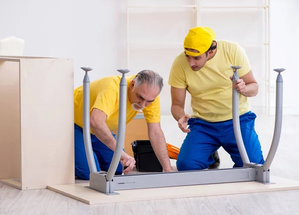 Dois Empreiteiros Carpinteiros Que Trabalham Dentro Casa — Fotografia de Stock