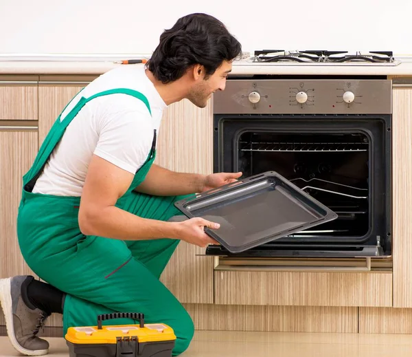 Jonge Aannemer Repareert Oven Keuken — Stockfoto