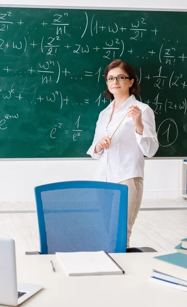 黒板の前の女数学の先生 — ストック写真