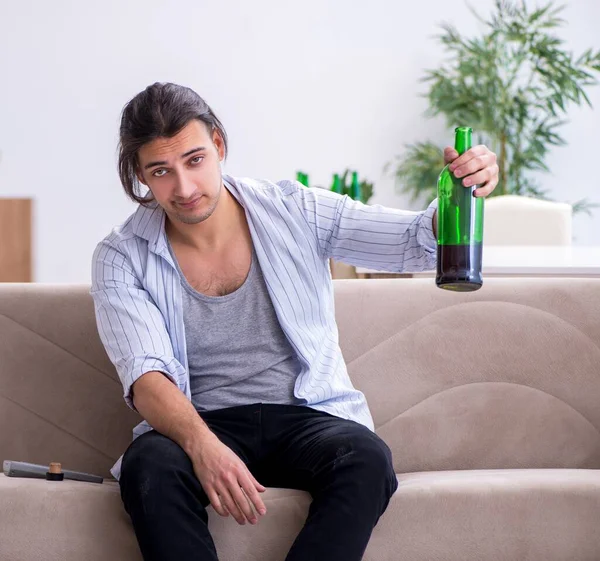 Mužský Alkoholik Pije Víno Doma — Stock fotografie