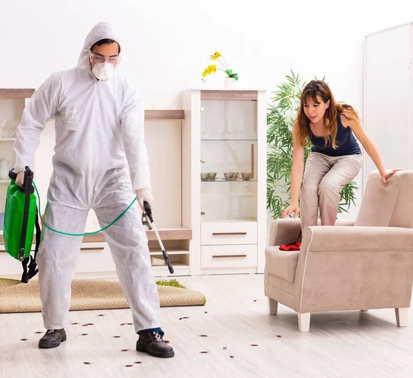 Young Professional Contractor Doing Pest Control Flat — Stockfoto