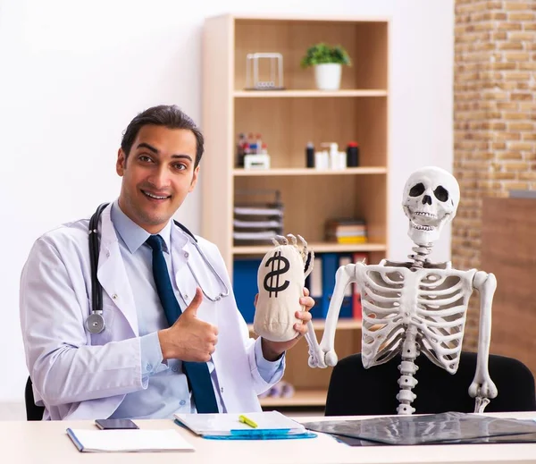 Jeune Médecin Patient Squelette Dans Concept Médecine Coûteuse — Photo