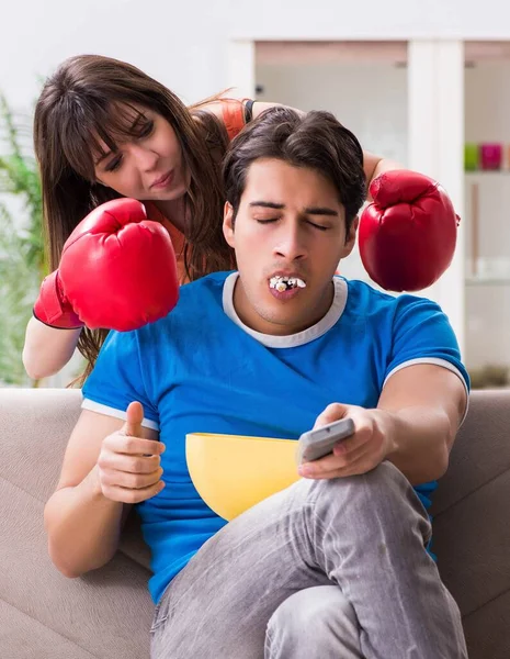 妻子很不高兴丈夫在看拳击比赛 — 图库照片