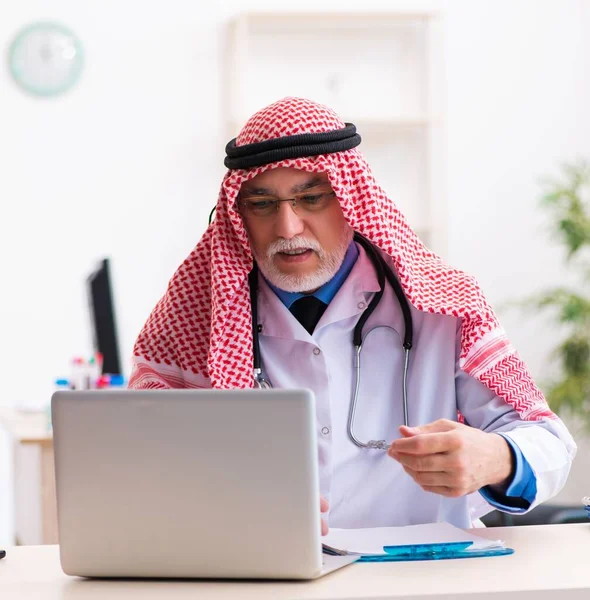 Esperto Medico Arabo Maschile Che Lavora Clinica — Foto Stock