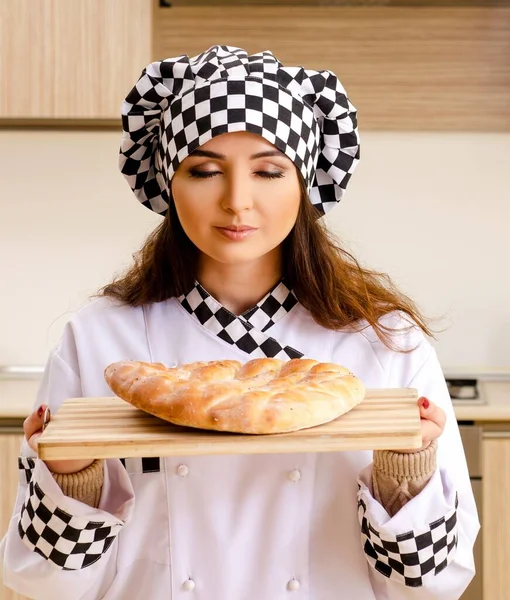 주방에서 일하는 제빵사 — 스톡 사진