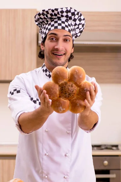台所で働く若い男のパン屋 — ストック写真