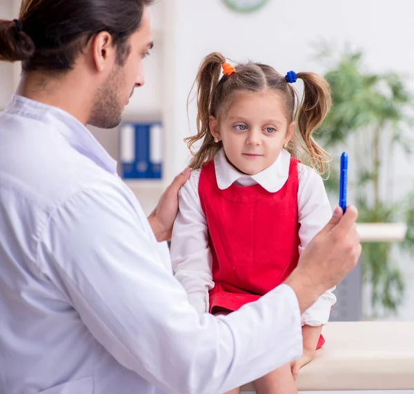 Mała Dziewczynka Odwiedza Młodego Lekarza Okulistę — Zdjęcie stockowe