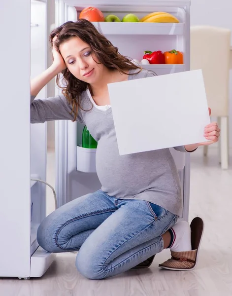 空白のメッセージで冷蔵庫の近くの妊婦 — ストック写真