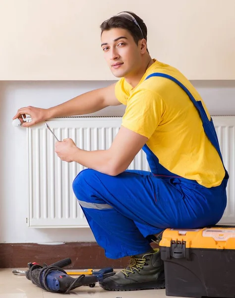 Joven Reparador Contratista Reparando Panel Calefacción — Foto de Stock