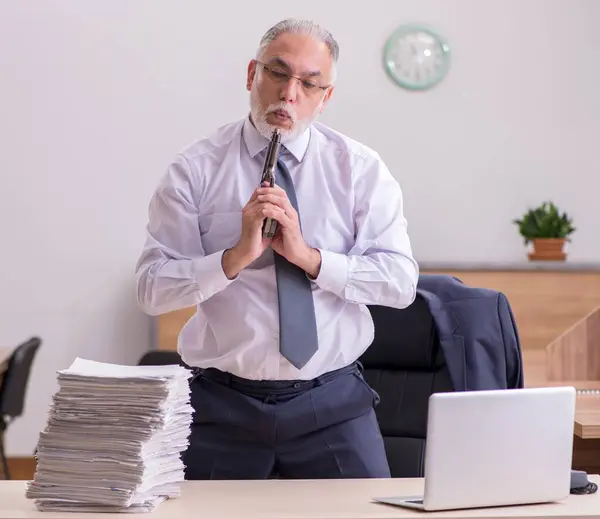Alte Angestellte Verzweifeln Exzessiver Arbeit Büro — Stockfoto