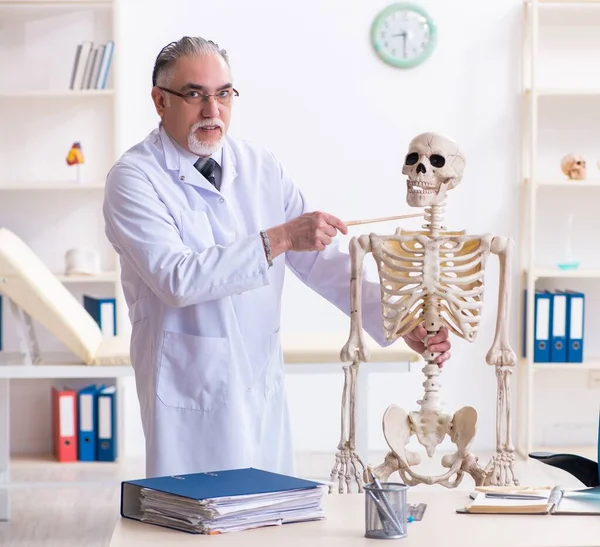 Ηλικιωμένος Γιατρός Σκελετό — Φωτογραφία Αρχείου