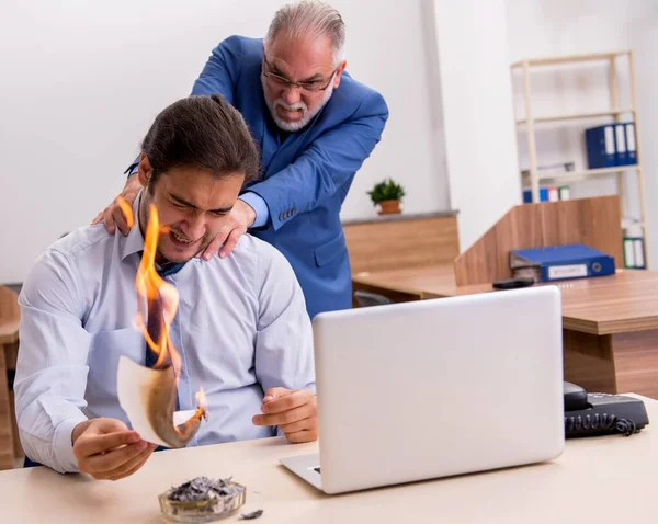 Männlicher Angestellter Und Sein Alter Chef Verbrennen Papiere Arbeitsplatz — Stockfoto
