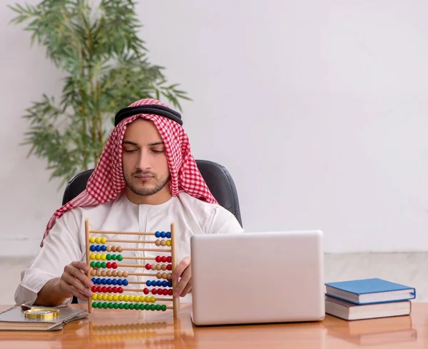 Hombre Árabe Empleado Trabajando Oficina — Foto de Stock