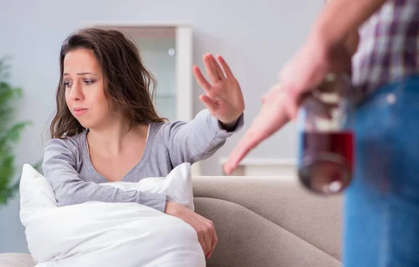 Conceito Violência Doméstica Uma Discussão Familiar Com Marido Alcoólatra Bêbado — Fotografia de Stock