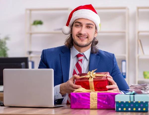 Fiatal Alkalmazott Dolgozik Irodában Karácsony Este — Stock Fotó